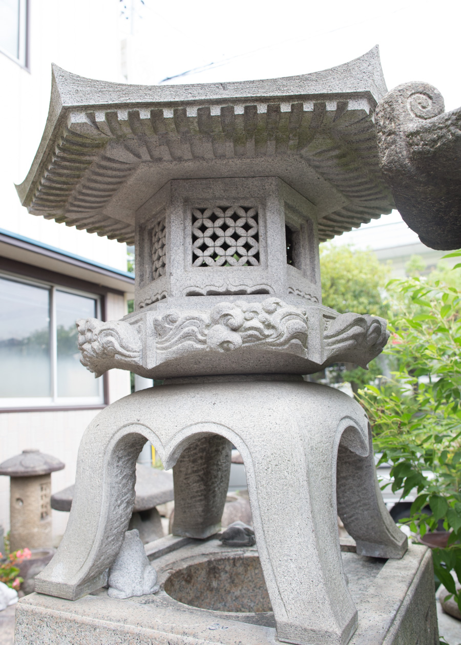 角雪見灯篭 来待石製、古代六角雪見灯篭（1尺）| Ancient Hexagonal Yukimi Lantern